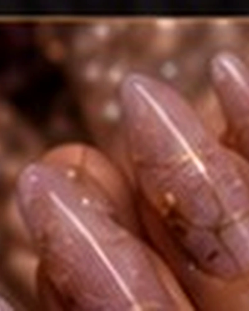 Unghie nude e rosa con gioielli e cristalli