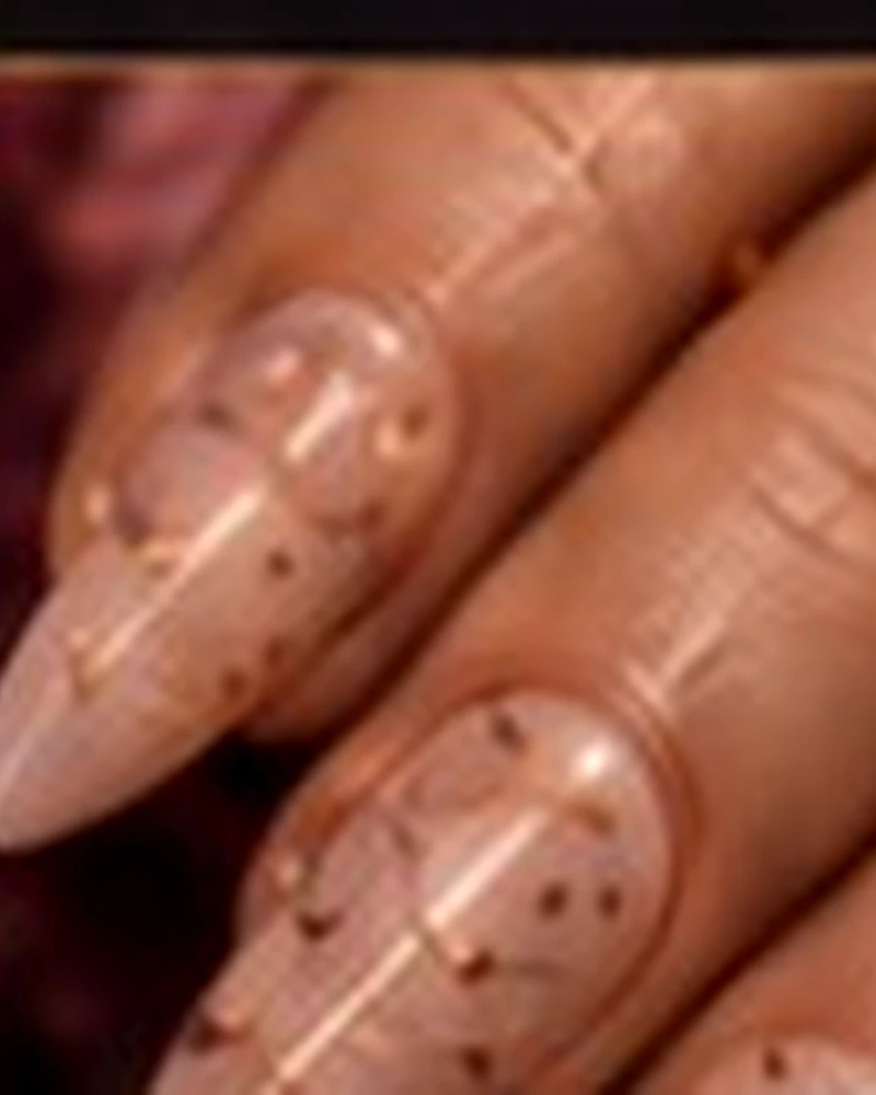 Unghie nude eleganti con decorazioni minimal